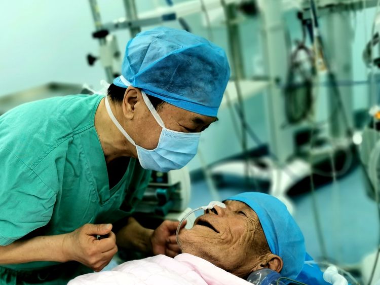 河北省人民医院胃肠外科梁巍主任，在麻醉科手术室配合下，成功为西柏坡老区83岁患者做手术