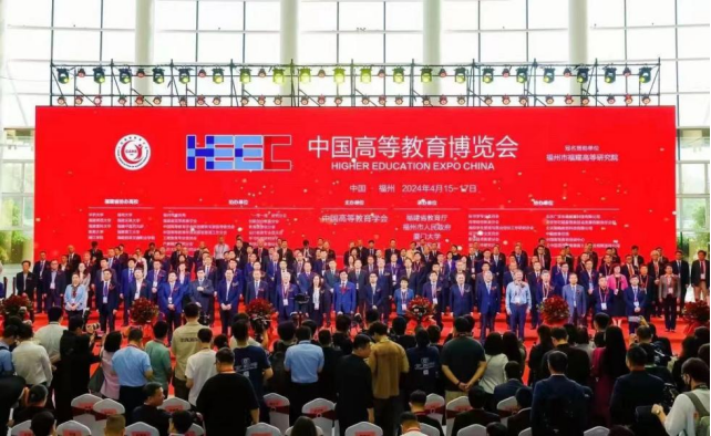白求恩精神研究会副会长穆广态、王一方出席第61届中国高等教育博览会